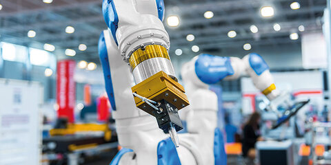 Roboterarm in einer Fabrik