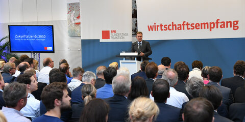 Thomas Oppermann redet beim Wirtschaftsempfang der SPD-Fraktion 2017.