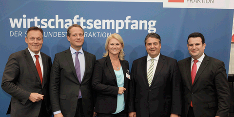 Gruppenbild auf dem Wirtschaftsempfang 2015 (v.l.n.r.): Thomas Oppermann, Eric Schweitzer, Sabine Poschmann, Sigmar Gabriel, Hubertus Heil 