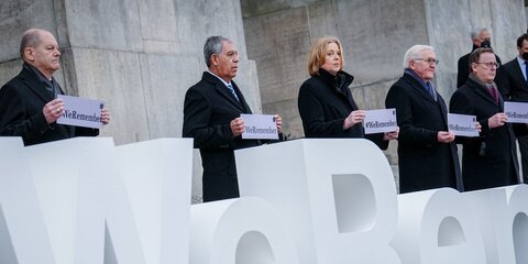 Bundeskanzler Olaf Scholz (SPD, l-r), Mickey Levy, Sprecher der Knesset, Bärbel Bas, Bundestagspräsidentin, Bundespräsident Frank-Walter Steinmeier und Bundesratspräsident Bodo Ramelow (Die Linke), nach der Gedenkstunde an den Holocaust vor dem Reichstagsgebäude