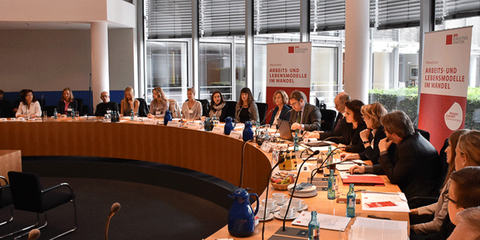 Bei der Auftaktkonferenz des "Projekts Zukunft - #NeueGerechtigkeit" der SPD-Fraktion am 21.09.2015: Diskussionsrunde der Projektgruppe #NeueZeiten über Lösungen für die Vereinbarkeit von Familie und Beruf