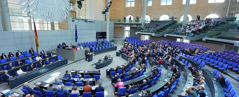 Abgeordnete debattieren im Plenarsaal des Deutschen Bundestages