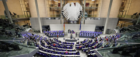 Die Abgeordneten debattieren im Plenum im Deutschen Bundestag.