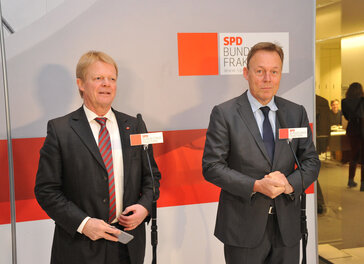 DGB-Chef Hoffmann und SPD-Fraktionschef Oppermann reden vor der Presse