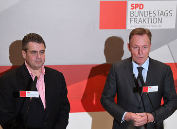 Sigmar Gabriel und Thomas Oppermann beim Pressestatement im Bundestag