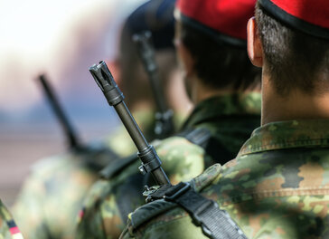 Der Mündungslauf eines Sturmgewehres ist bei einem Appell der Bundeswehr auf einem Marktplatz zu sehen.