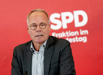 Matthias Miersch, Fraktionsvorsitzender, spricht bei einem Statement.