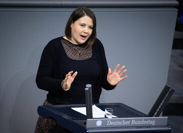 Carolin Wagner (SPD) spricht während einer Sitzung im Deutschen Bundestag.