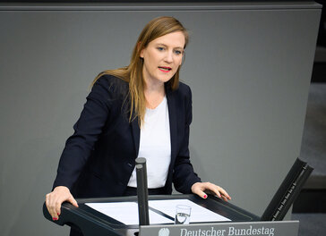 Carmen Wegge (SPD) spricht bei einer Debatte im Bundestag.