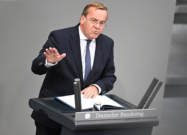 Boris Pistorius (SPD), Verteidigungsminister, spricht im Deutschen Bundestag.