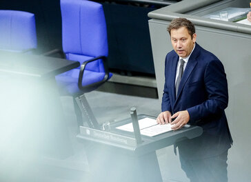 Lars Klingbeil (SPD), Bundesminister der Finanzen, Vizekanzler und SPD-Bundesvorsitzender, spricht bei einer Sitzung des Bundestages.