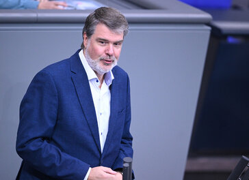 Michael Thews (SPD) spricht im Plenarsaal des Bundestages während einer Debatte.