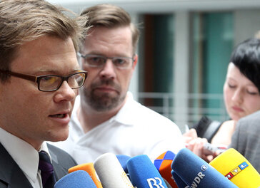 Carsten Schneider vor der Presse