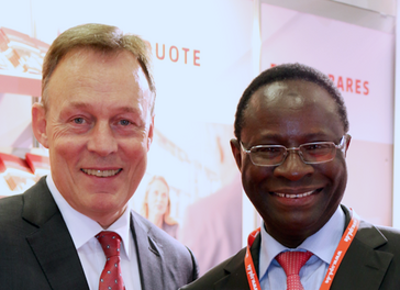 Die SPD-Bundestagsabgeordneten Thomas Oppermann und Dr. Karamba Diaby auf dem Bundesparteitag 2015