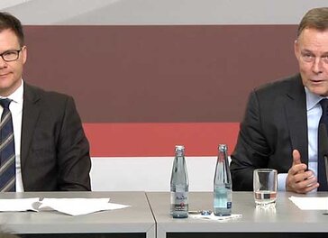 Thomas Oppermann und Carsten Schneider auf der Pressekonferenz