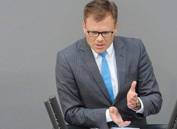 Carsten Schneider redet im Plenum
